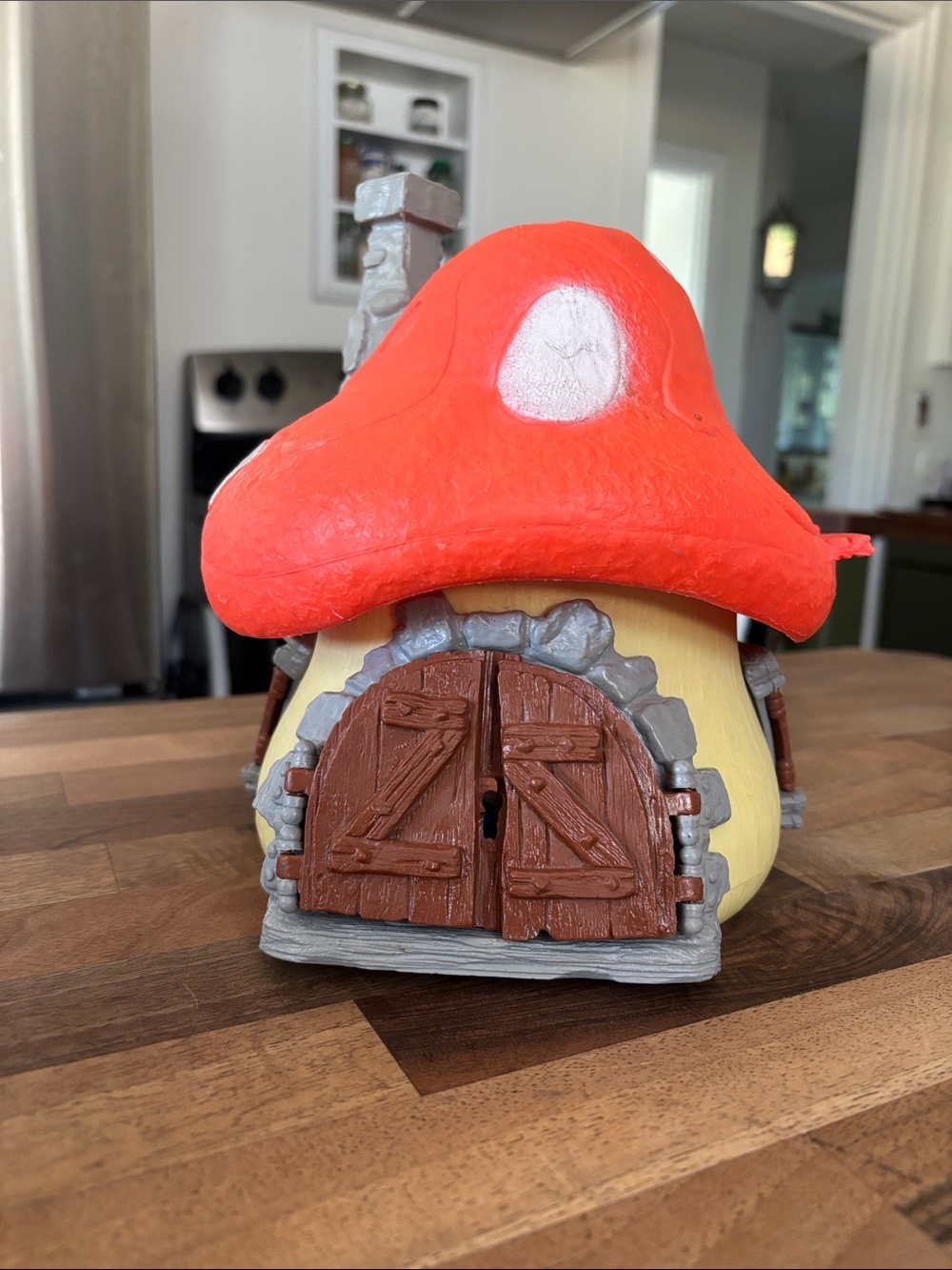 Vintage 1976 Smurf house with accessories